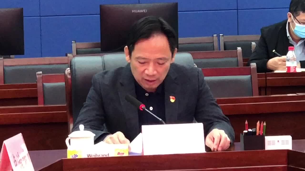 市应急管理局党委书记,局长唐耀文讲话并向获奖单位送花致贺.