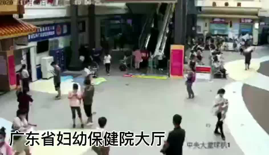 扶梯|揪心！母女及刚出生一个月的婴儿在医院扶梯摔倒，众人营救